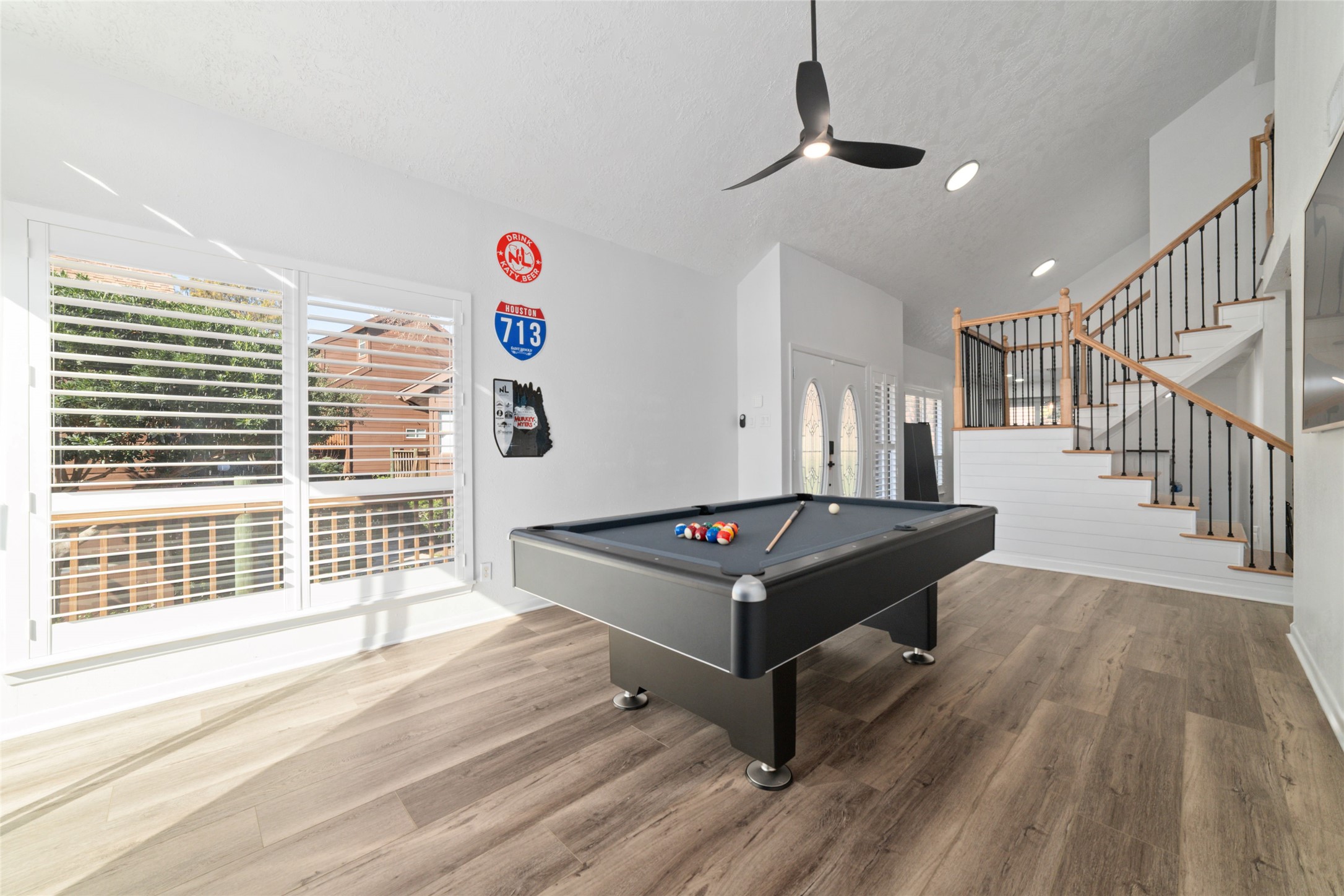 717 Davis Road League City, TX 77573 - Photo 13 of 32 a room with furniture and a window