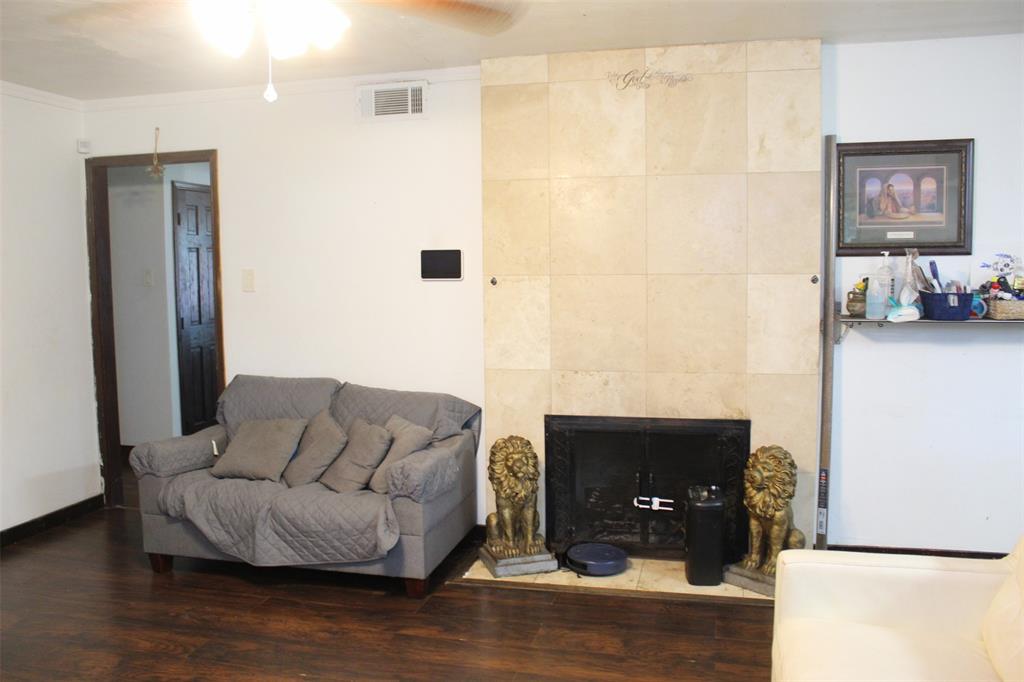 612 Ranier Circle Garland, TX 75041 - Photo 21 of 29 a living room with furniture and a couch