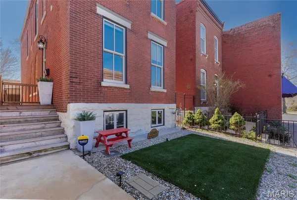 $700,000 | 2348 Hickory Street, St. Louis, MO 63104