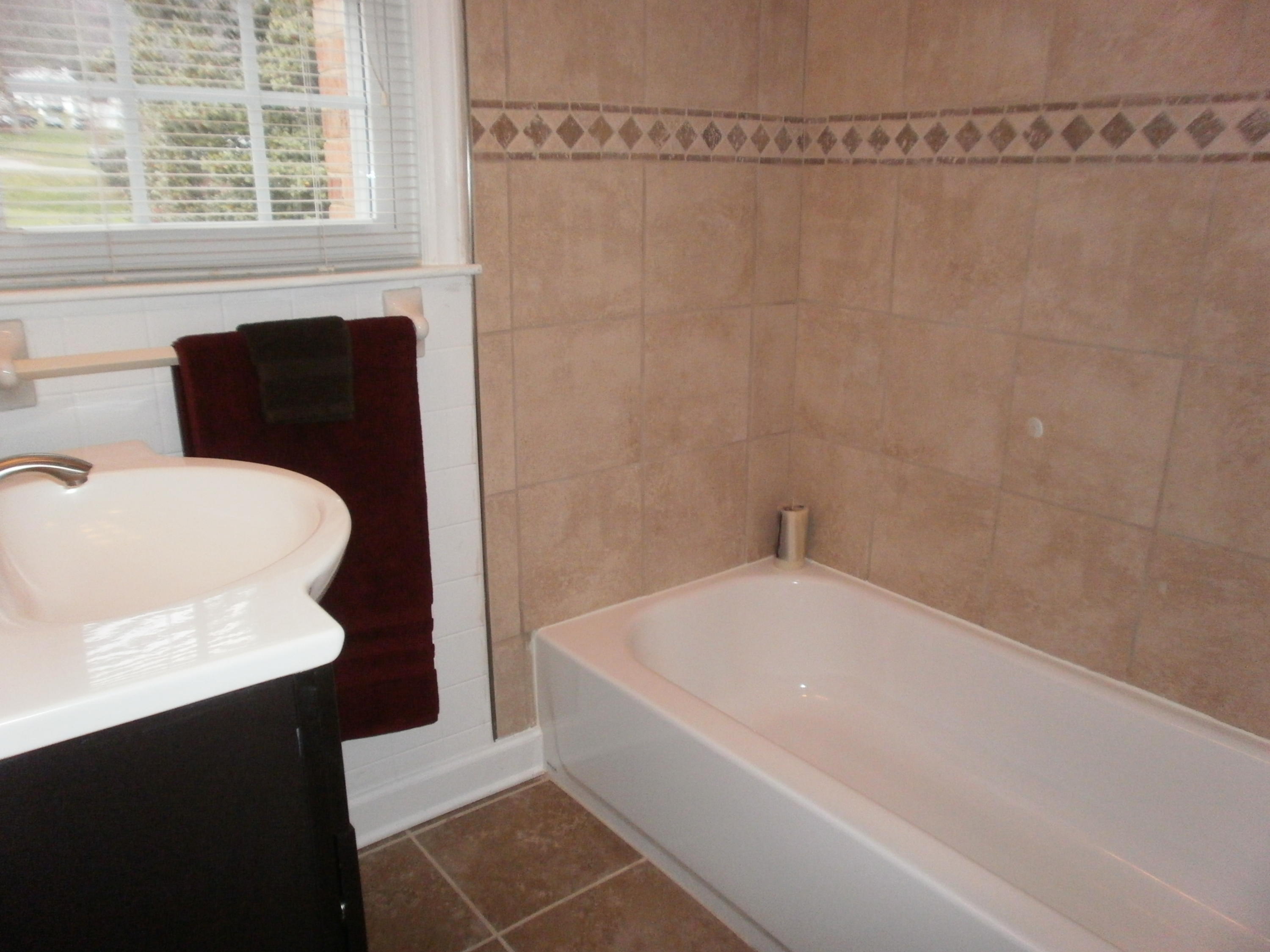 5701 Castle Rock Road Roanoke, VA 24018 - Photo 15 of 35 Entry Lvl Bath