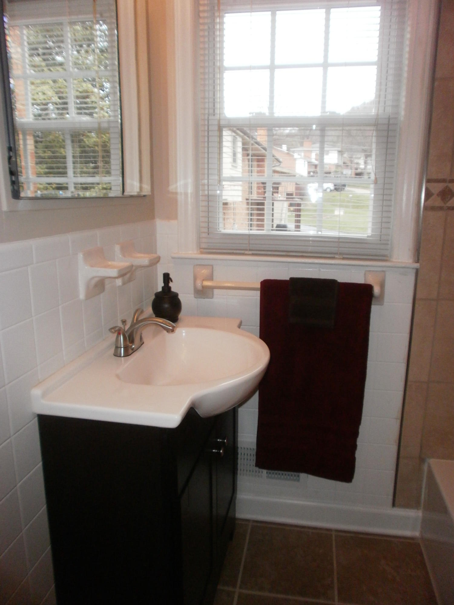 5701 Castle Rock Road Roanoke, VA 24018 - Photo 16 of 35 Entry Lvl Bath
