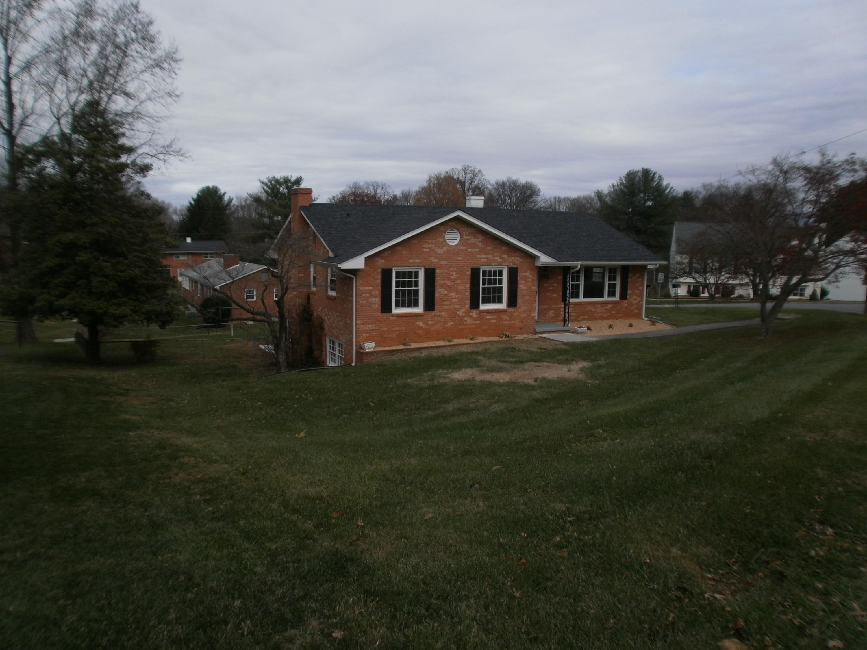 5701 Castle Rock Road Roanoke, VA 24018 - Photo 3 of 35 Front lft Corner