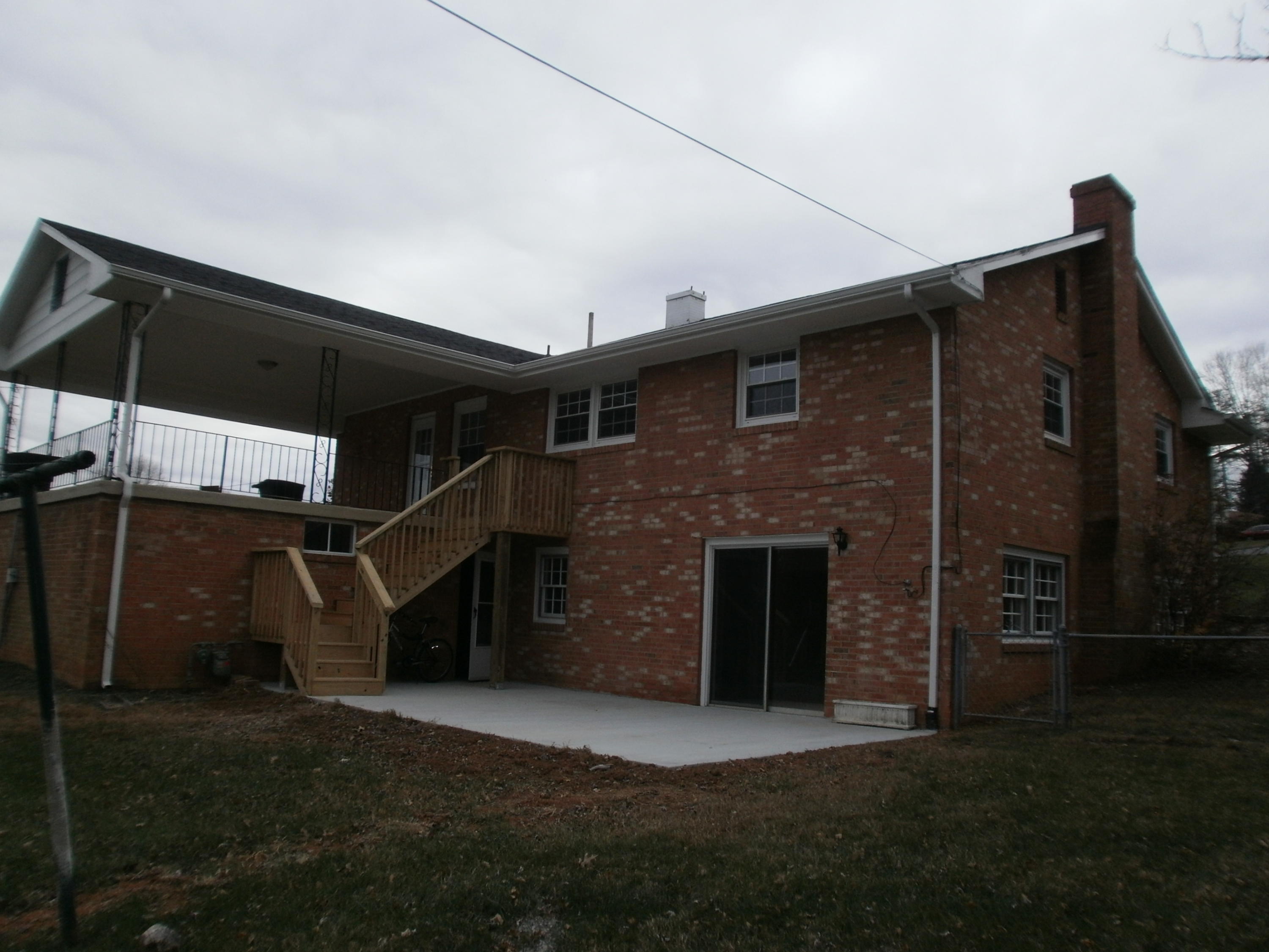 5701 Castle Rock Road Roanoke, VA 24018 - Photo 31 of 35 Back Patio