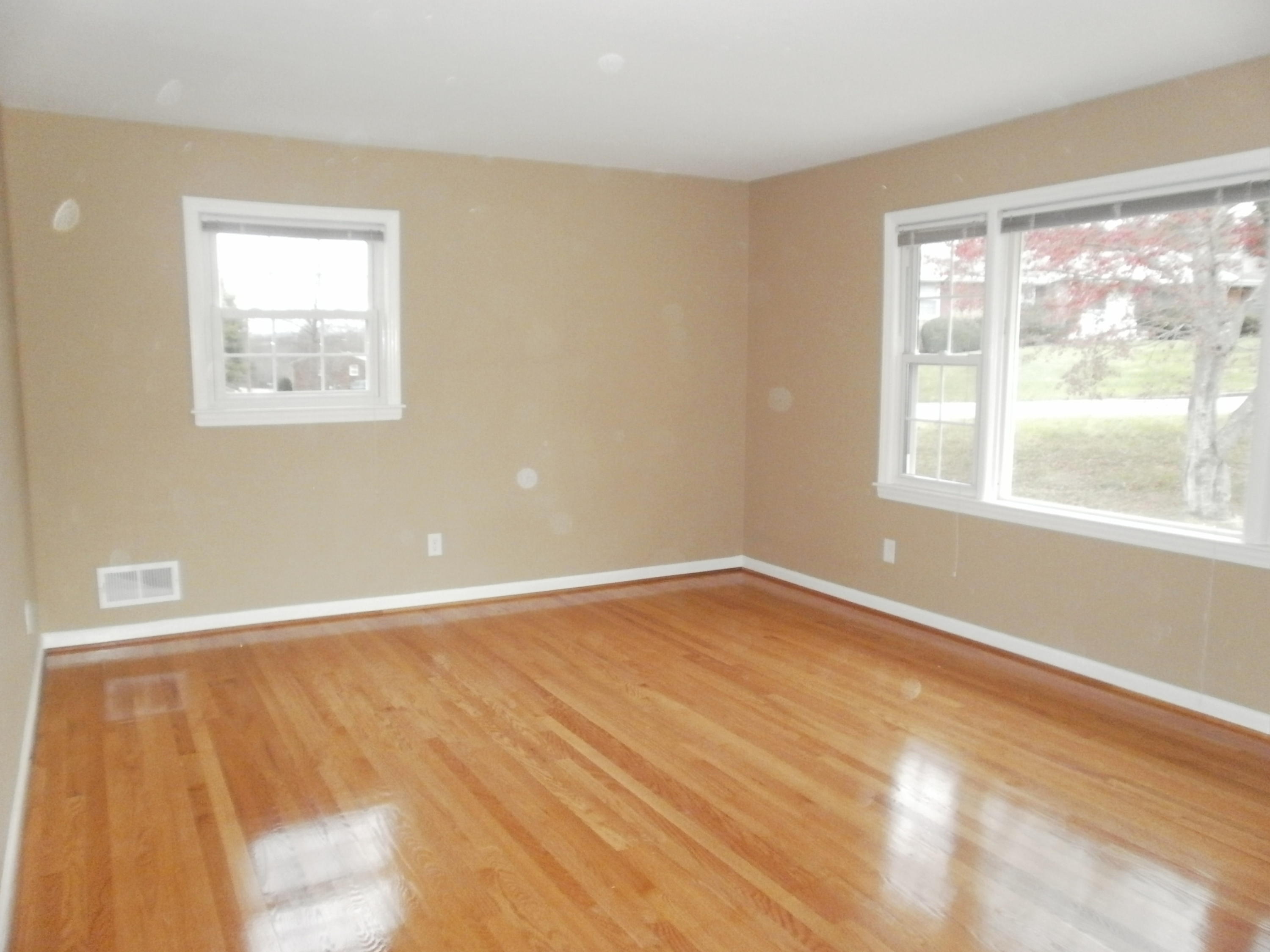 5701 Castle Rock Road Roanoke, VA 24018 - Photo 5 of 35 Living Room