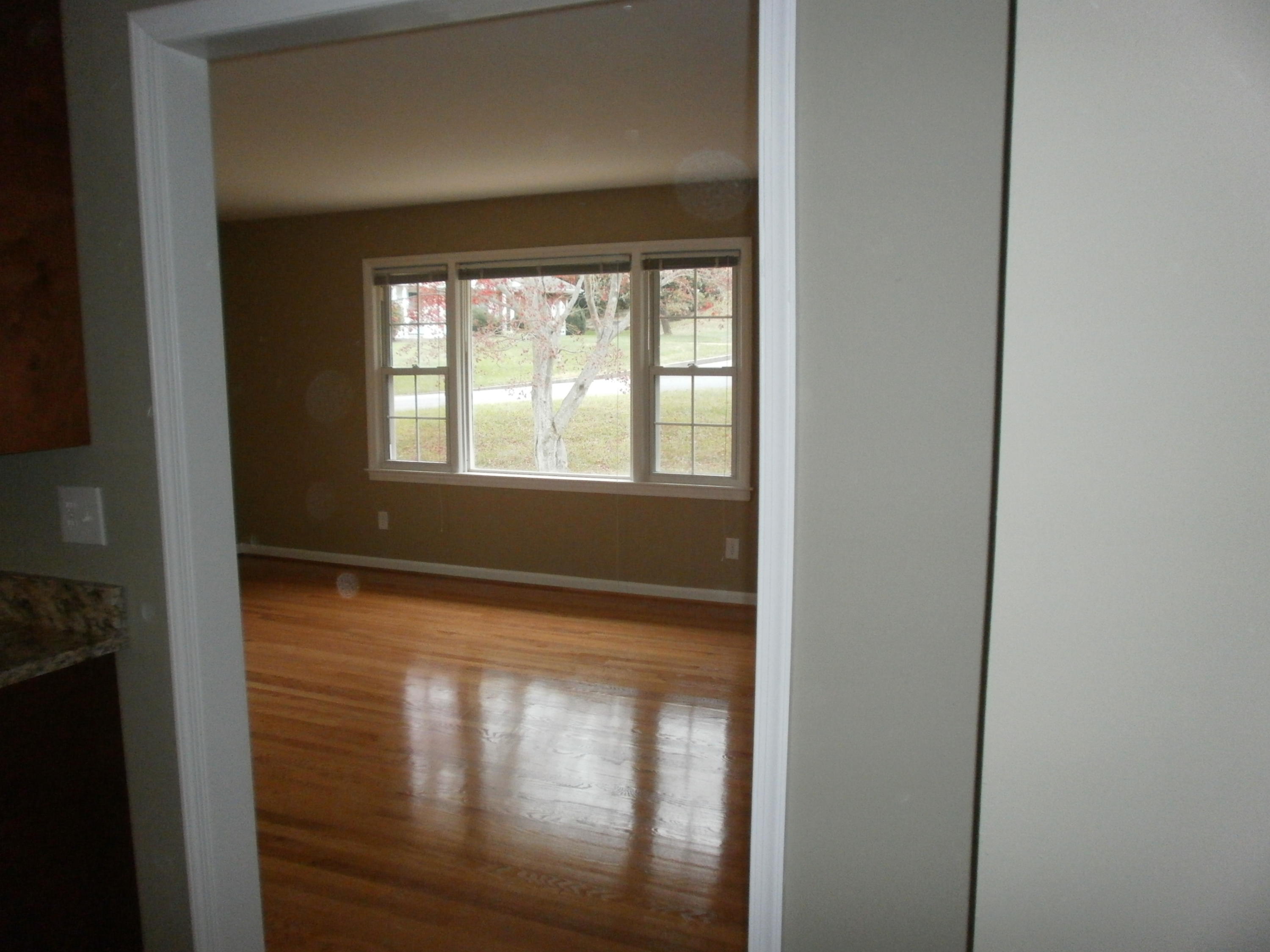 5701 Castle Rock Road Roanoke, VA 24018 - Photo 6 of 35 Lvng Rm fm Kit