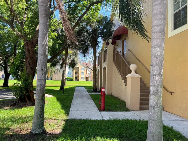 $2,100 | 4220 San Marino Boulevard, Unit 201, West Palm Beach, FL 33409