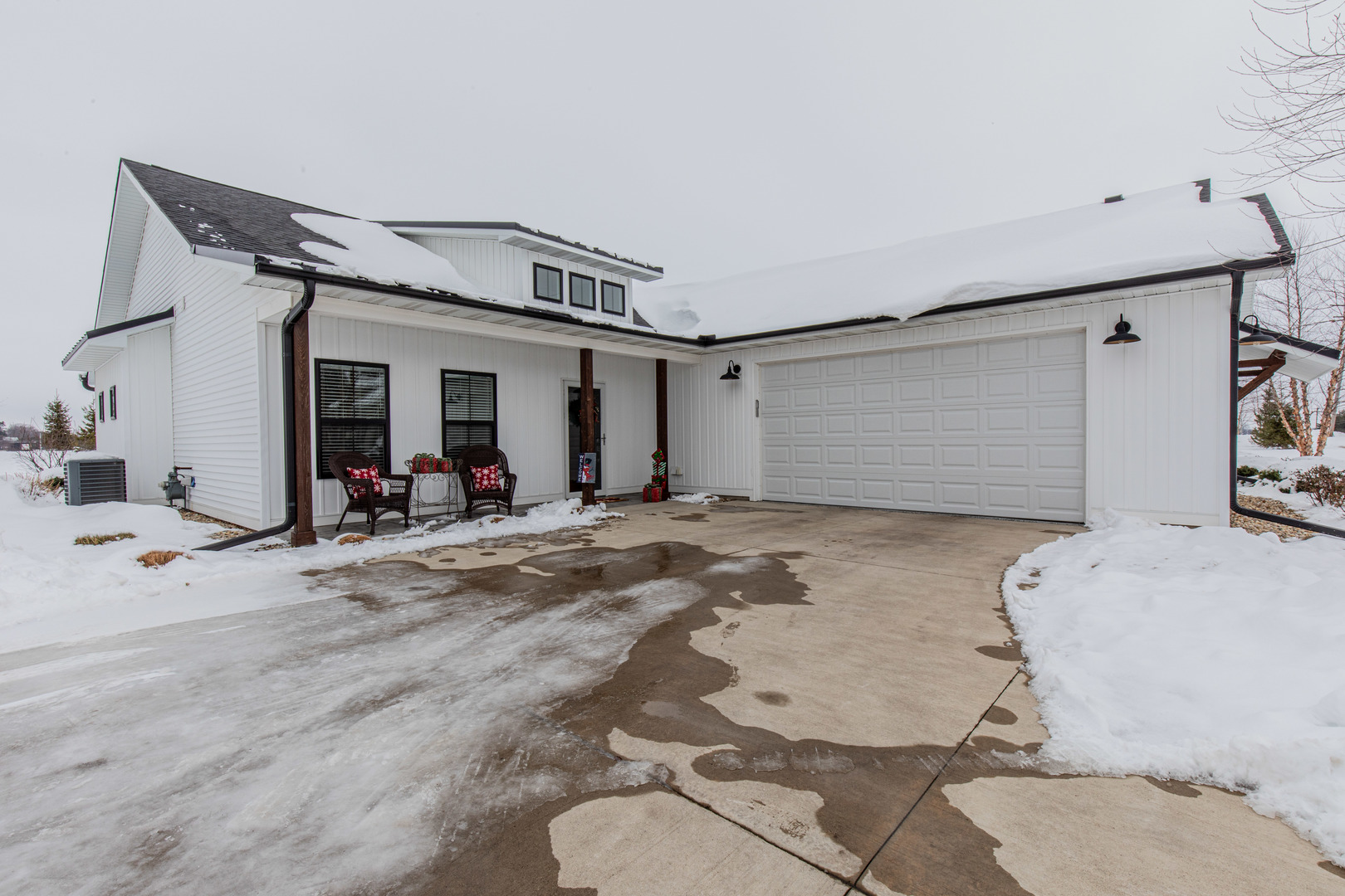 825 East Thompson Street Princeton, IL 61356 - Photo 21 of 26 a view of a livingroom with furniture and white walls