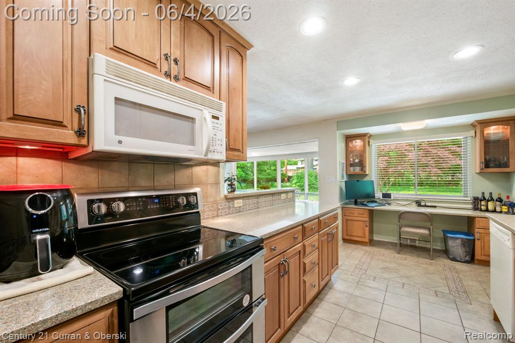 36634 West Lyman Road Farmington, MI 48331 - Photo 12 of 53 Gallery Image 12