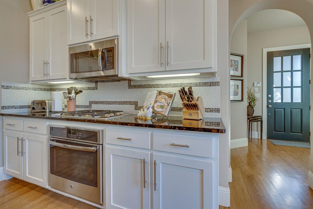 528 Sandy Lane Flower Mound, TX 75022 - Photo 9 of 40 Stainless appliances and granite countertops