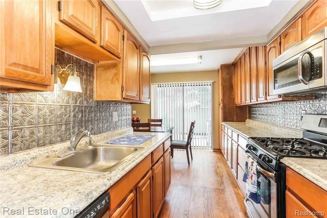 637 Oakbrook West, Unit 20 Rochester, MI 48307 - Photo 9 of 24 008-photo-kitchen-6842741.jpg