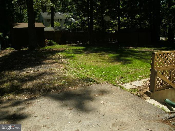 165 Southdown Road Edgewater, MD 21037 - Photo 2 of 13 Back yard