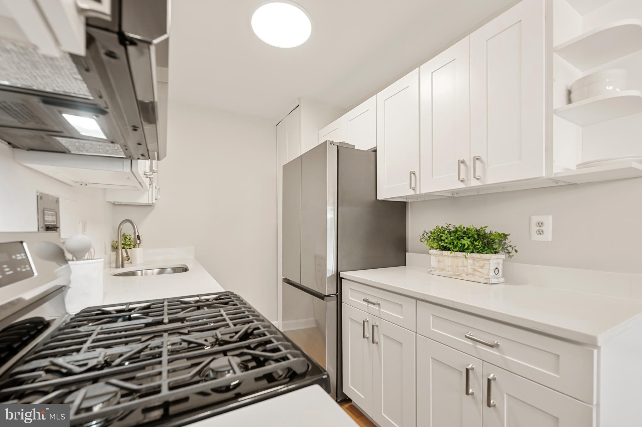 1300 South Arlington Ridge Road, Unit 314 Arlington, VA 22202 - Photo 7 of 31 Bright Updated Kitchen