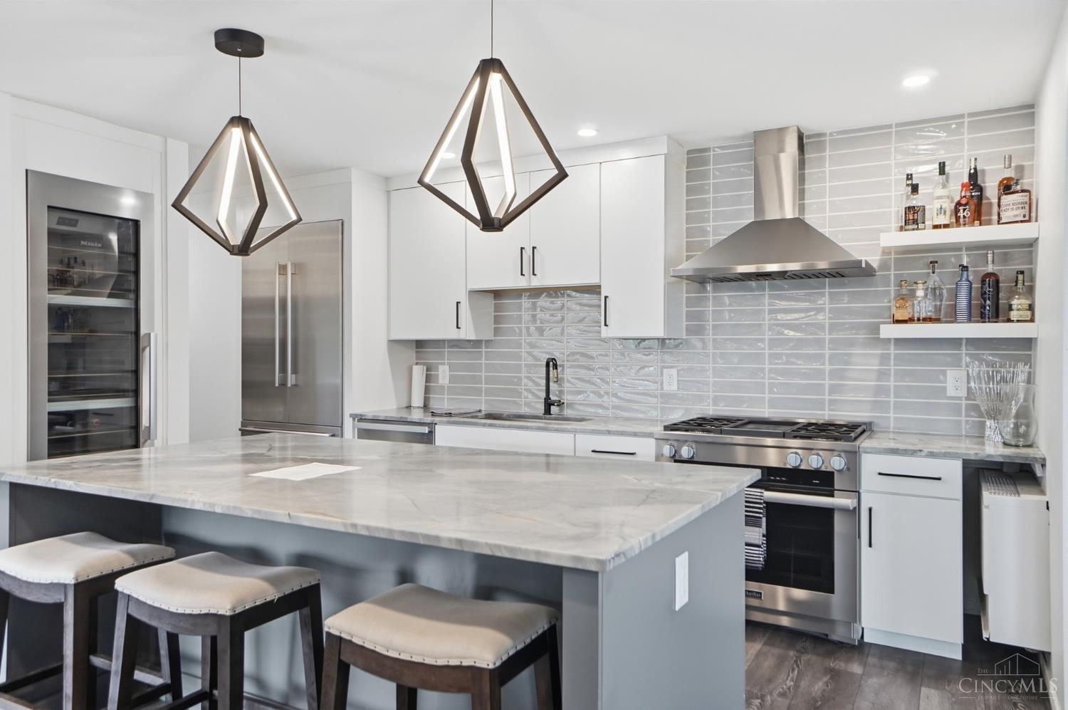 2324 Madison Road, Unit 303 Cincinnati, OH 45208 - Photo 11 of 33 kitchen with island