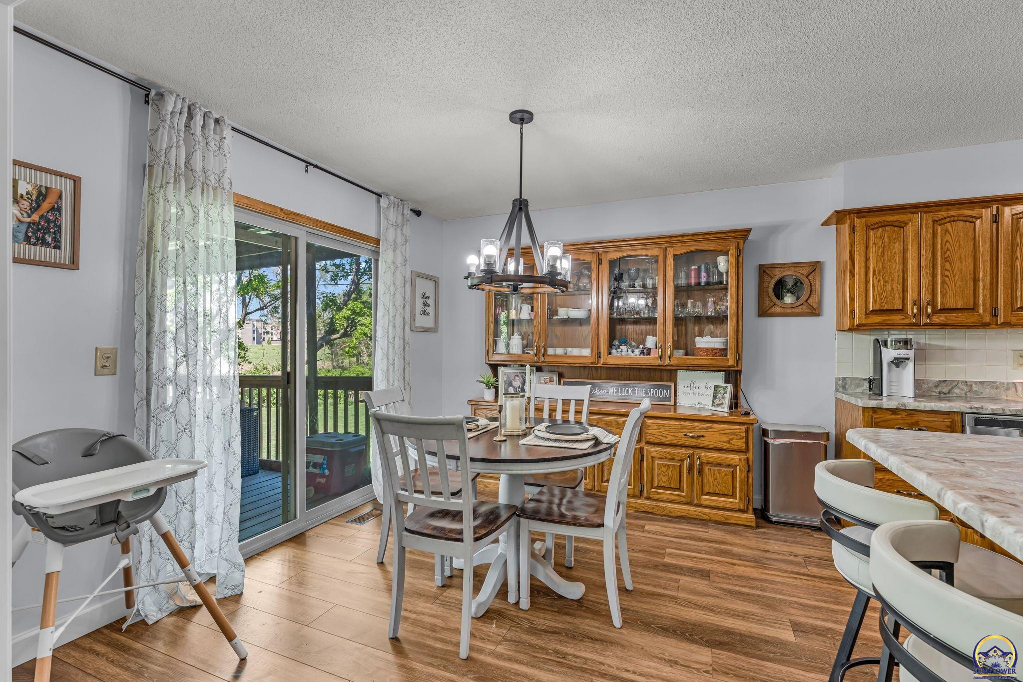 1579 Southwest Cheyenne Hills Road Topeka, KS 66604 - Photo 11 of 40