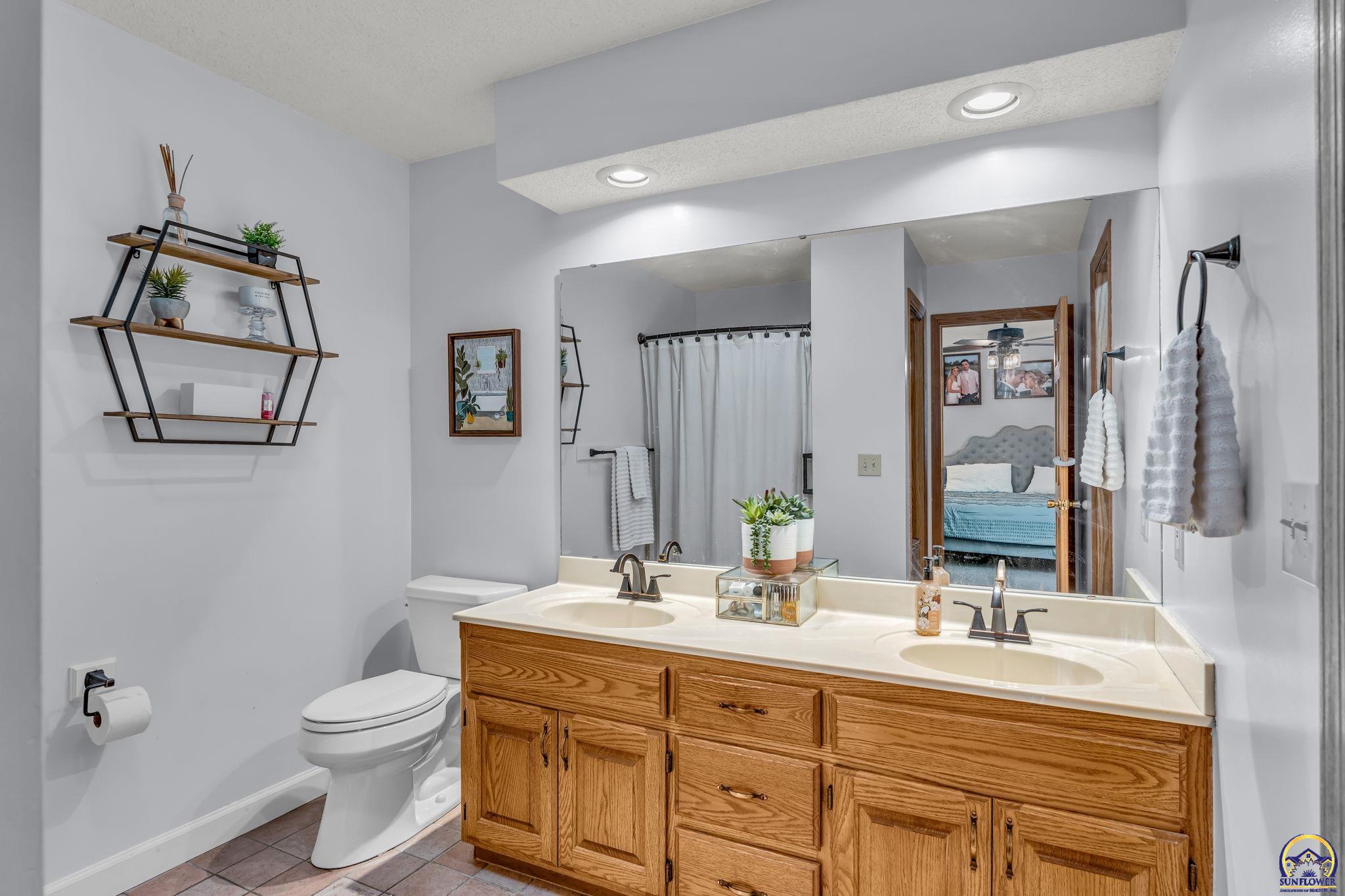 1579 Southwest Cheyenne Hills Road Topeka, KS 66604 - Photo 15 of 40