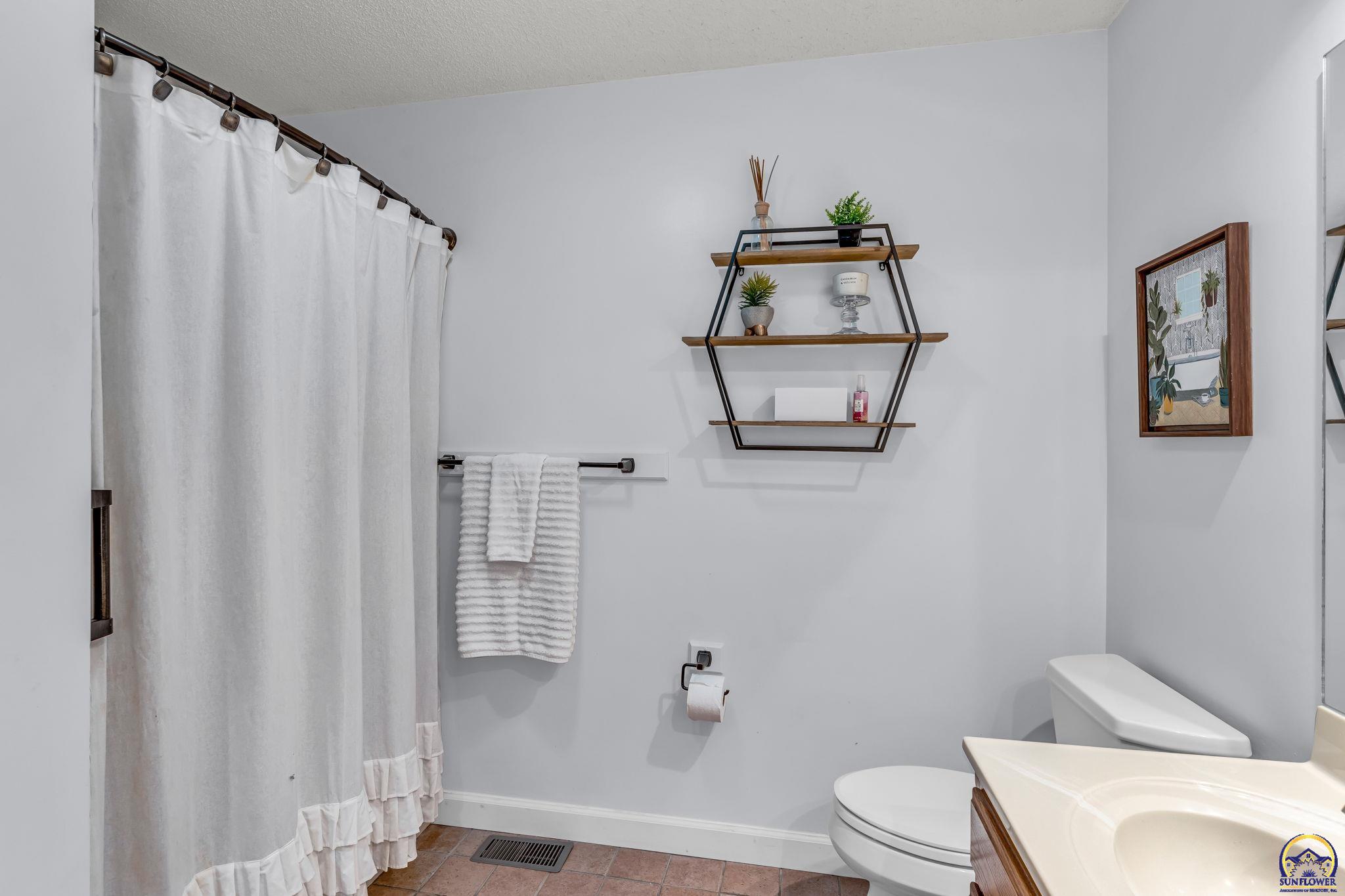 1579 Southwest Cheyenne Hills Road Topeka, KS 66604 - Photo 16 of 40