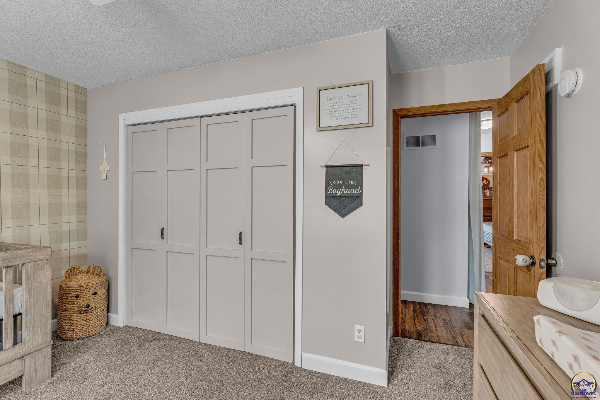 1579 Southwest Cheyenne Hills Road Topeka, KS 66604 - Photo 18 of 40