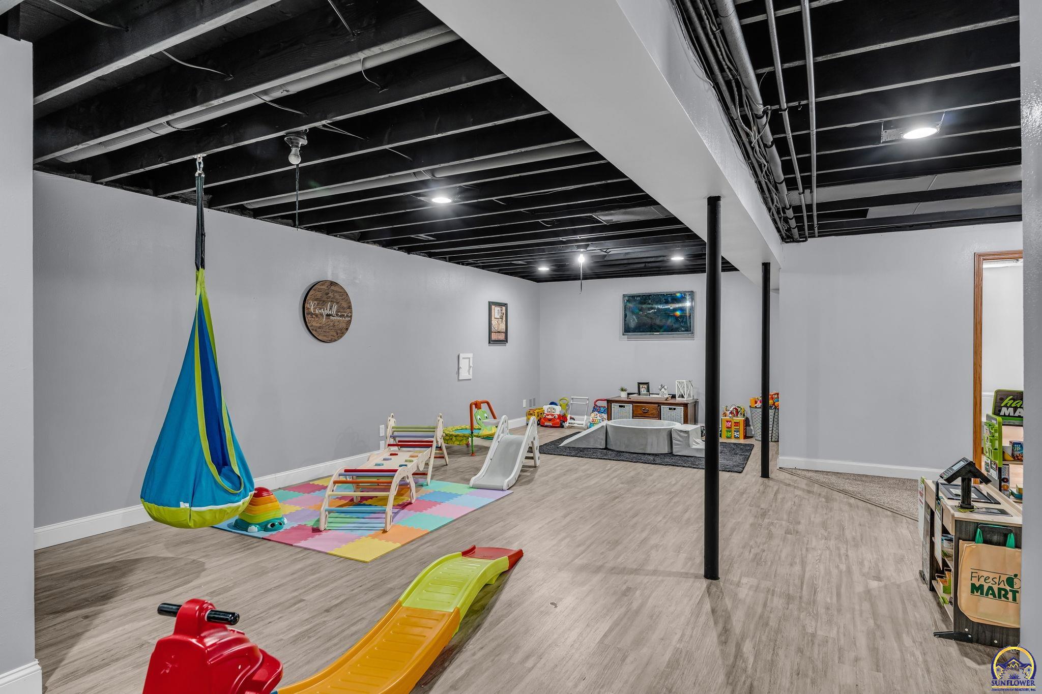 1579 Southwest Cheyenne Hills Road Topeka, KS 66604 - Photo 23 of 40