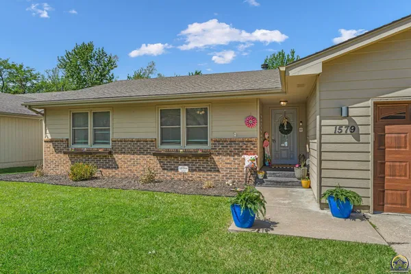 $264,900 | 1579 Southwest Cheyenne Hills Road, Topeka, KS 66604