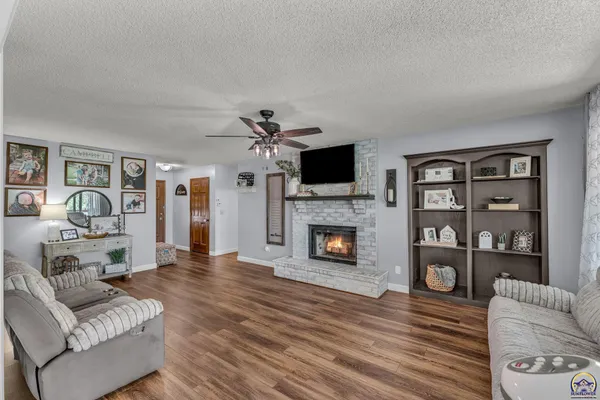 $264,900 | 1579 Southwest Cheyenne Hills Road, Topeka, KS 66604