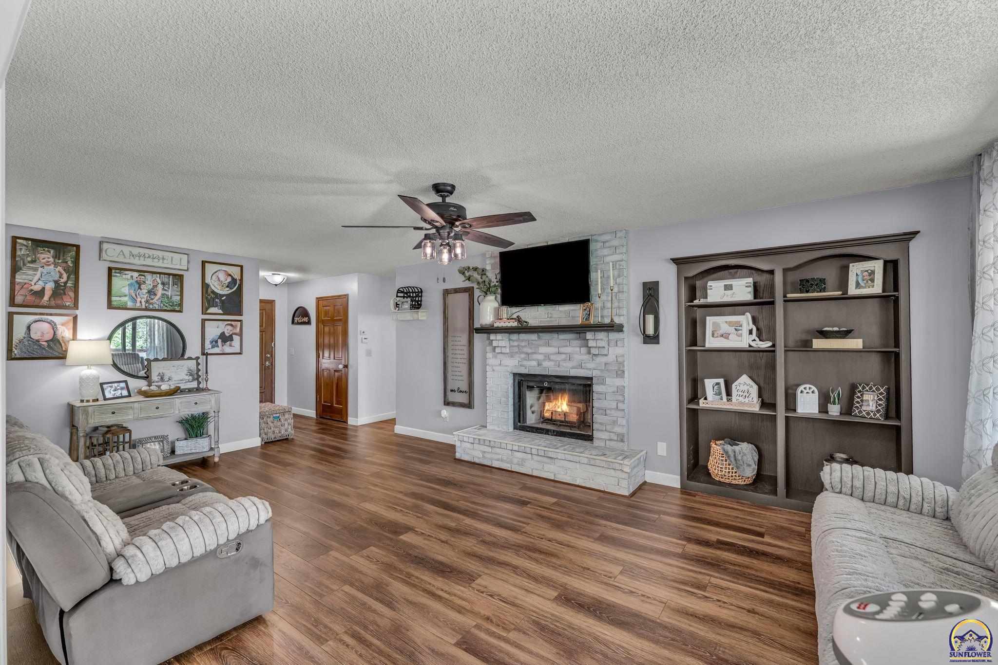 1579 Southwest Cheyenne Hills Road Topeka, KS 66604 - Photo 4 of 40