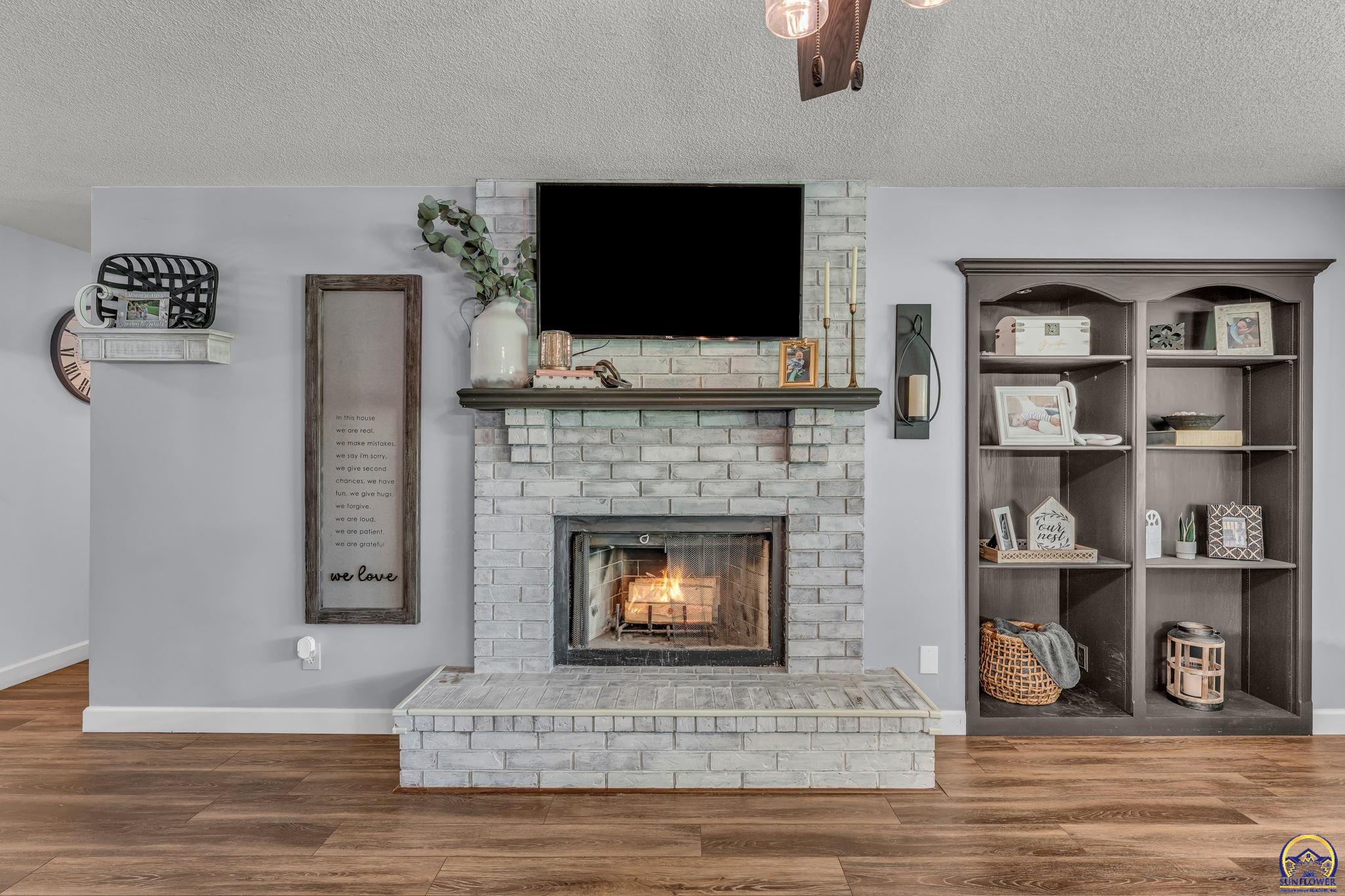 1579 Southwest Cheyenne Hills Road Topeka, KS 66604 - Photo 5 of 40