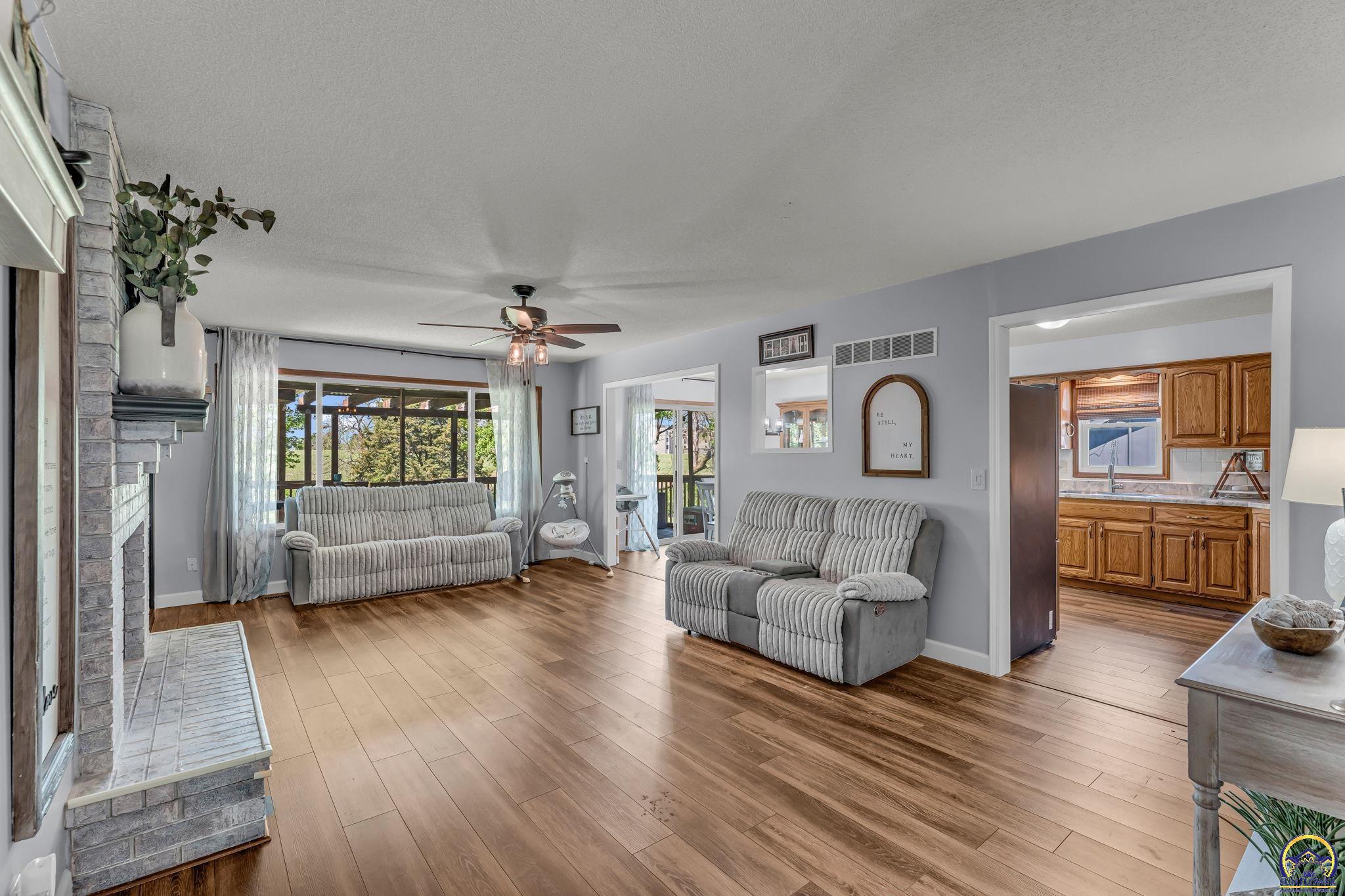 1579 Southwest Cheyenne Hills Road Topeka, KS 66604 - Photo 6 of 40