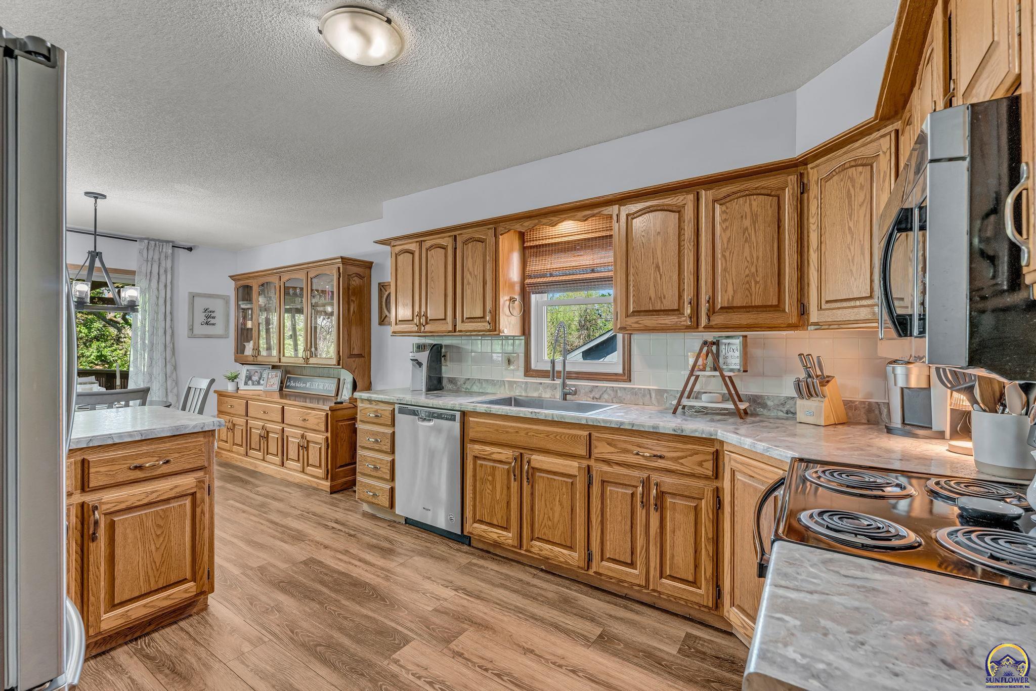 1579 Southwest Cheyenne Hills Road Topeka, KS 66604 - Photo 7 of 40