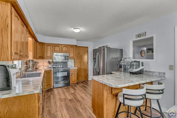 $264,900 | 1579 Southwest Cheyenne Hills Road, Topeka, KS 66604