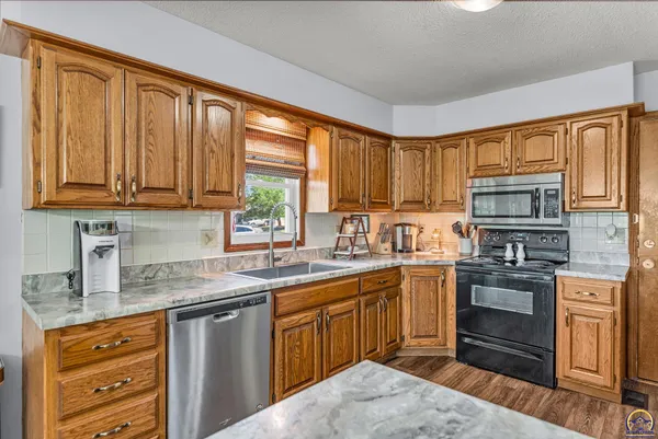 $264,900 | 1579 Southwest Cheyenne Hills Road, Topeka, KS 66604