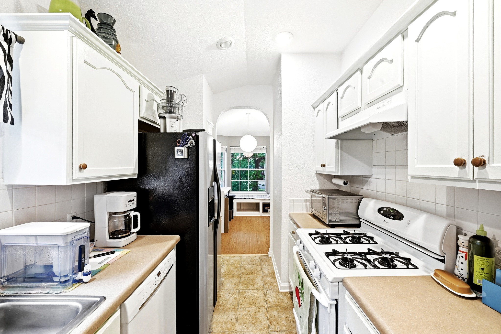 1103 Emmitt Run Austin, TX 78721 - Photo 11 of 25 Gas range and plenty of counter space!