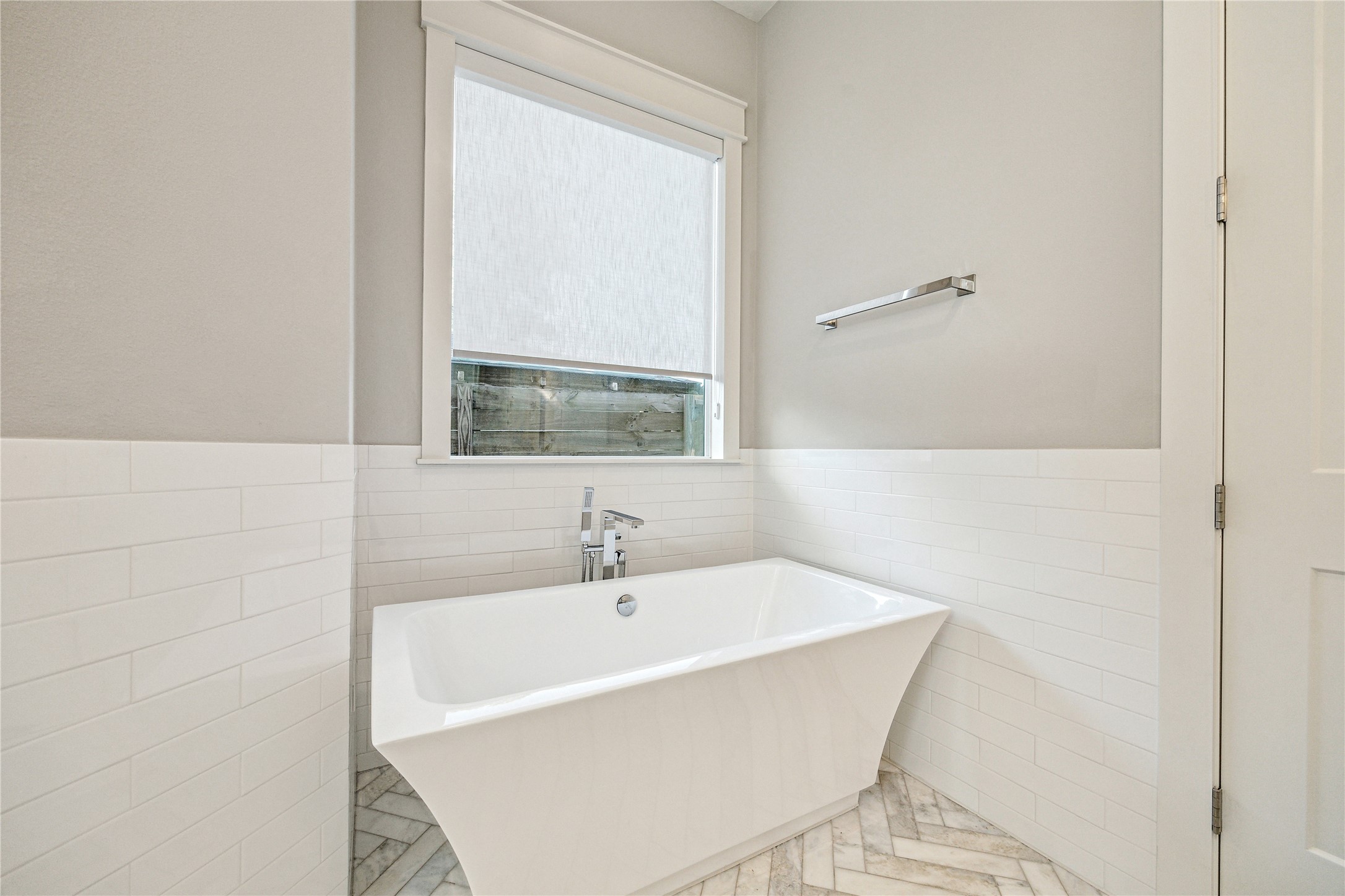 603 Vincent Street Houston, TX 77009 - Photo 12 of 26 Relax in this beautiful soaking tub located in the primary bath.