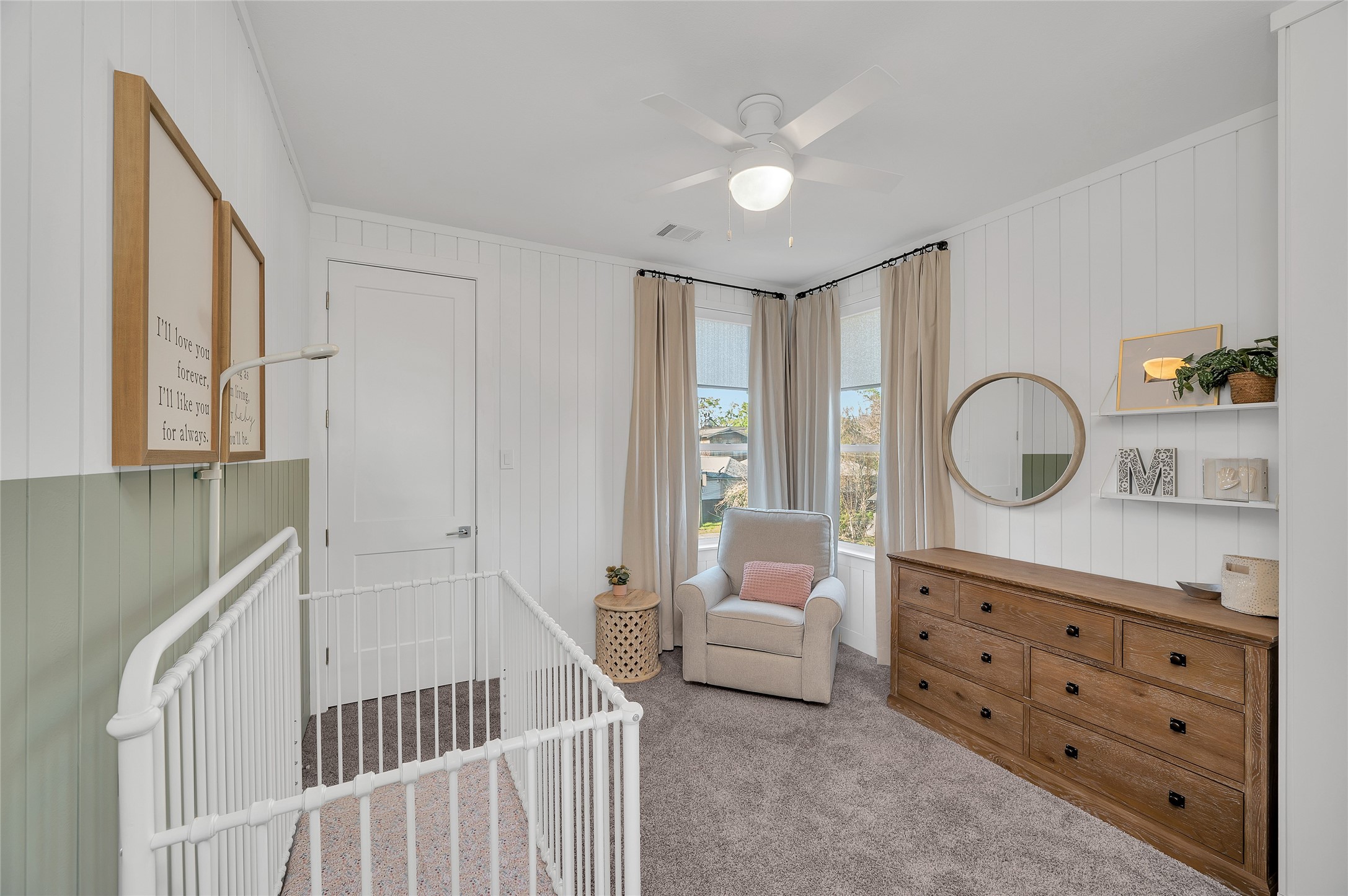 603 Vincent Street Houston, TX 77009 - Photo 17 of 26 2nd floor: this secondary bedroom features plush carpeting + walk in closet.