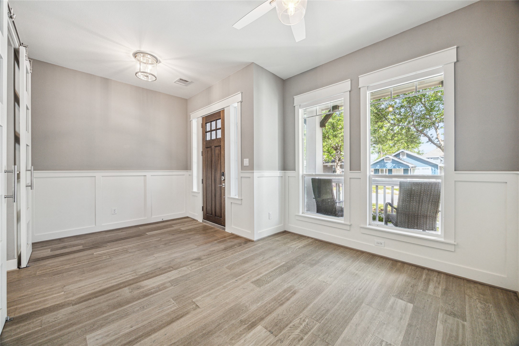 603 Vincent Street Houston, TX 77009 - Photo 3 of 26 Additional flex space located just off of the entry is perfect for a home office or can easily transition into a cozy formal living area.