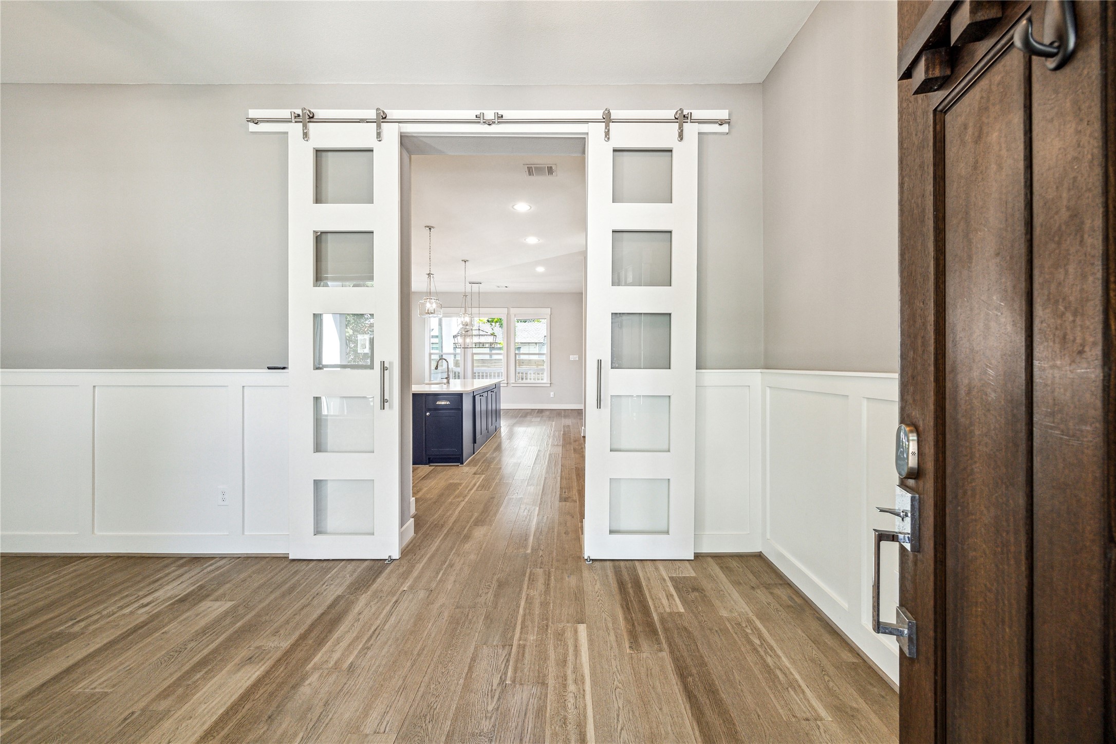 603 Vincent Street Houston, TX 77009 - Photo 4 of 26 Alternate perspective of flex space *the note pocket doors that can be used for privacy (perfect for home office use).