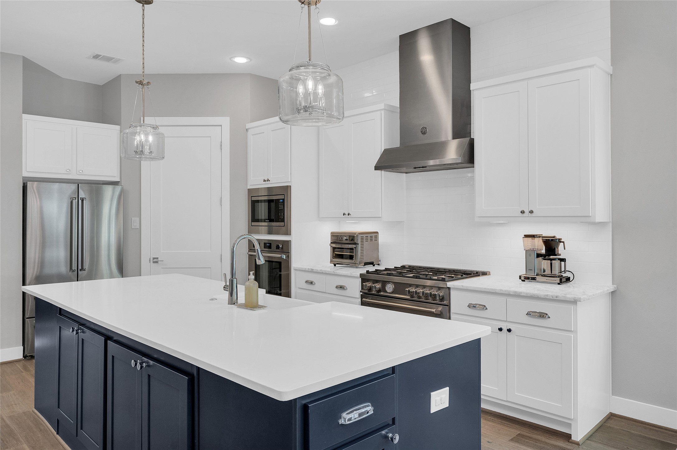 603 Vincent Street Houston, TX 77009 - Photo 5 of 26 Fantastic large kitchen island -+ upgraded Bertazzoni appliances.,