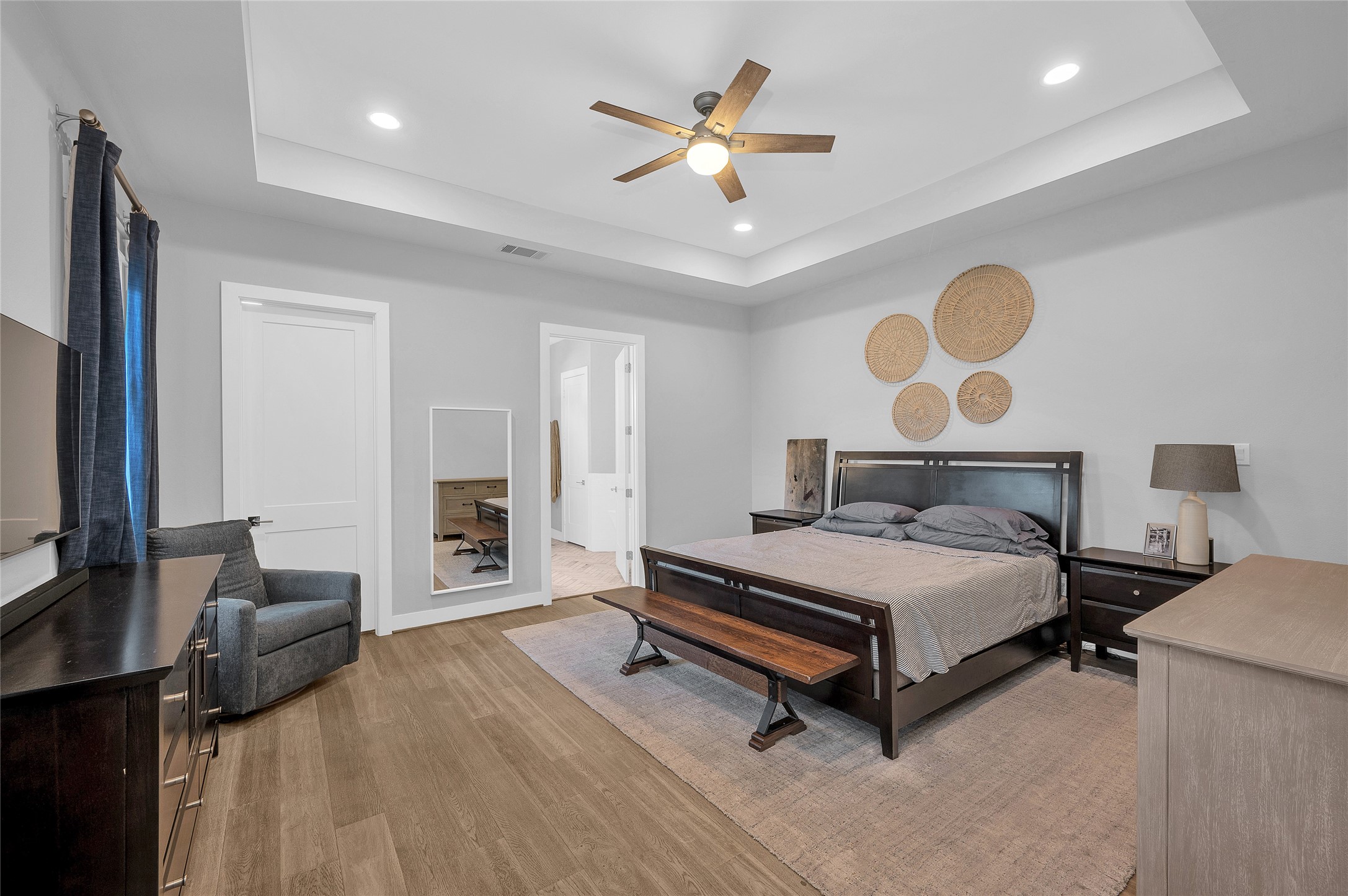 603 Vincent Street Houston, TX 77009 - Photo 9 of 26 The spacious first floor primary suite with large walk in closet and luxurious bath.