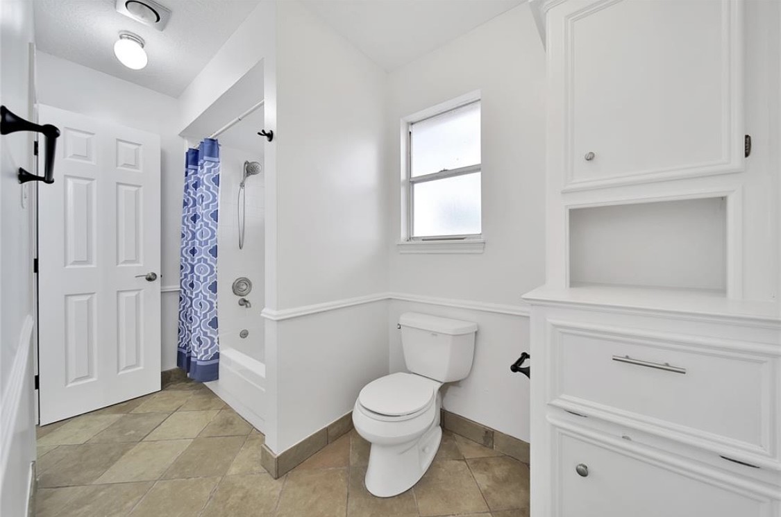 12922 Lentando Drive Cypress, TX 77429 - Photo 27 of 41 a bathroom with a toilet a sink and a bathtub
