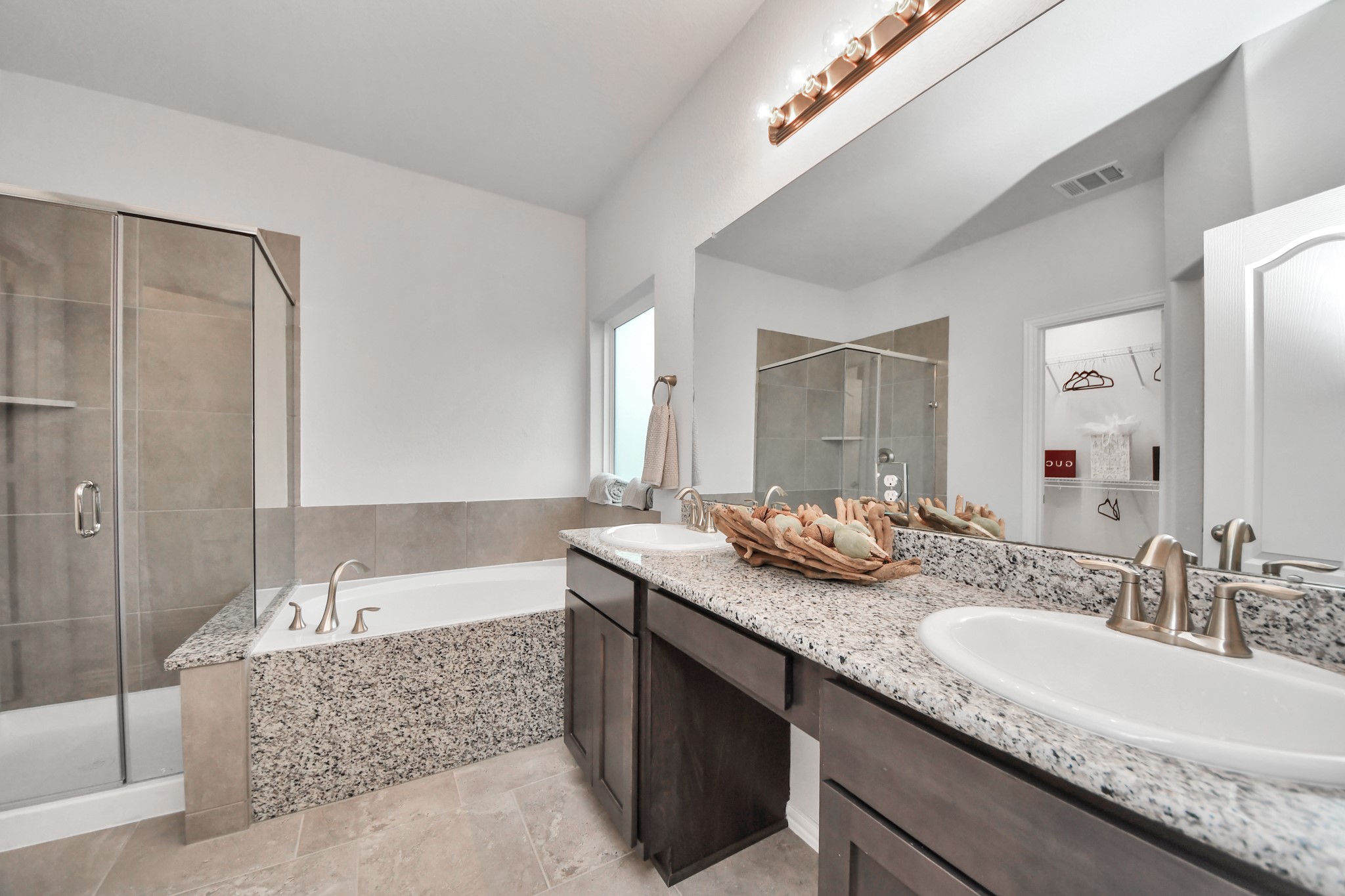101 Bayou Bend Angleton, TX 77515 - Photo 15 of 25 Primary Ensuite Bath