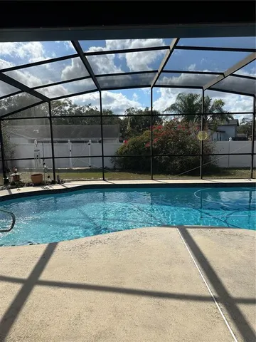 a view of a backyard