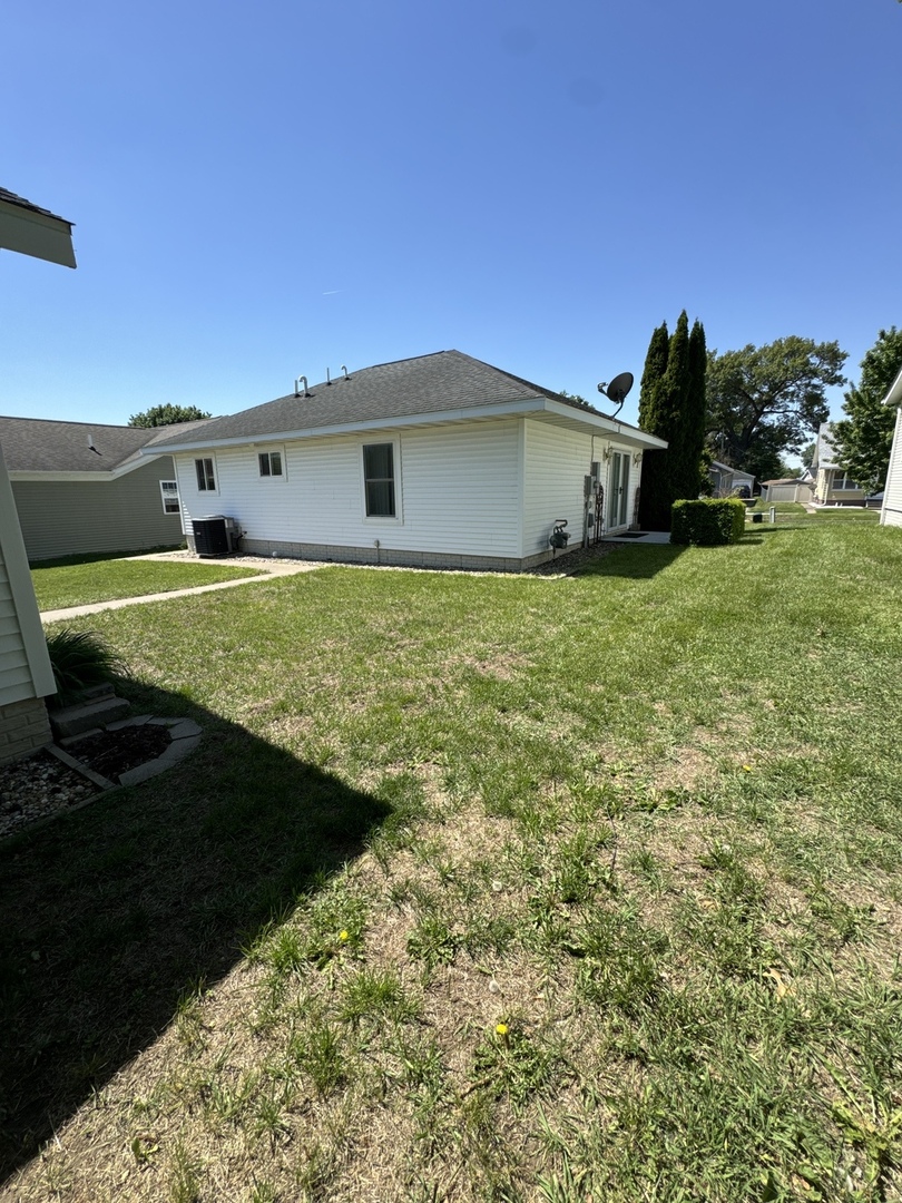 354 19th Place Clinton, IA 52732 - Photo 13 of 16 a view of a big house with a big yard