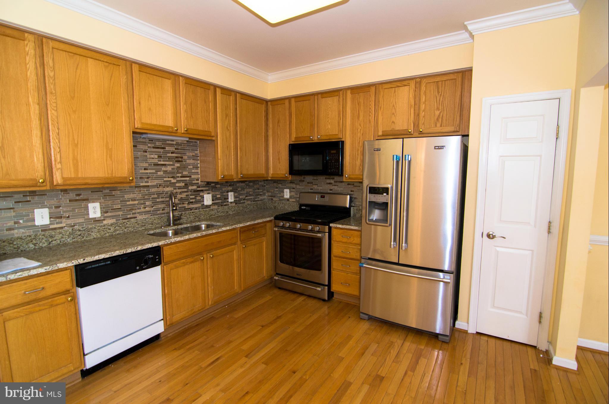 43004 Center Street Chantilly, VA 20152 - Photo 16 of 30 Main Level Kitchen