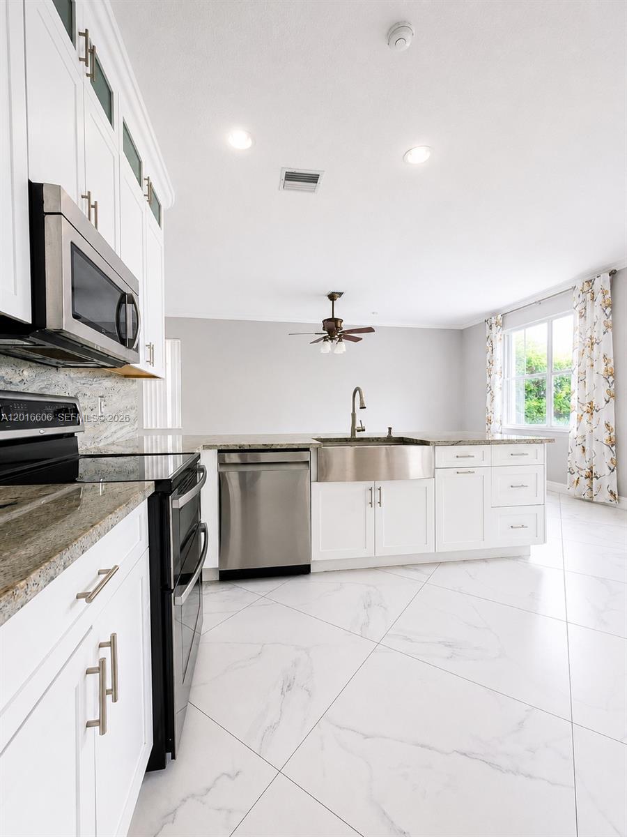 963 Falling Water Road Weston, FL 33326 - Photo 3 of 29