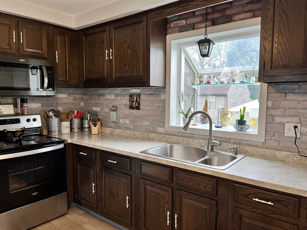 61 Harding Road Fairhaven, MA 02719 - Photo 6 of 29 Gallery Image 6