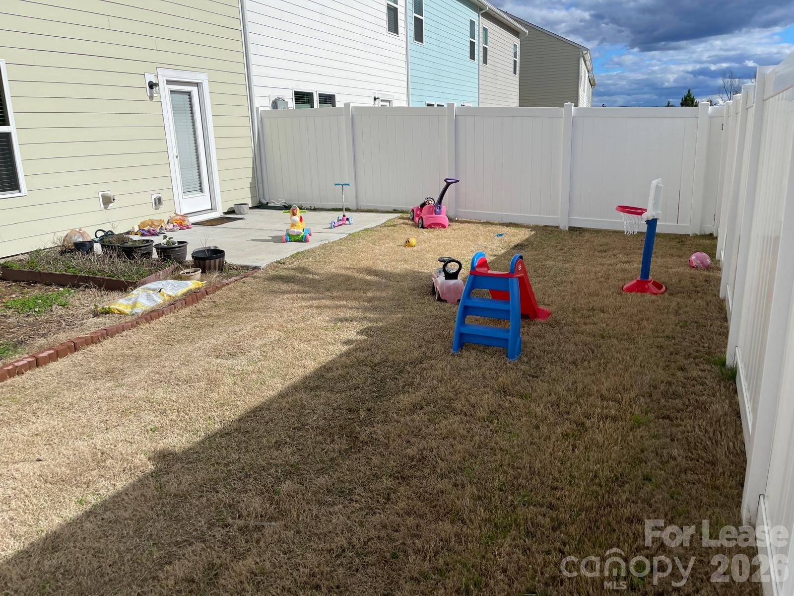8550 River Ridge Drive Charlotte, NC 28213 - Photo 23 of 25 a backyard of a house