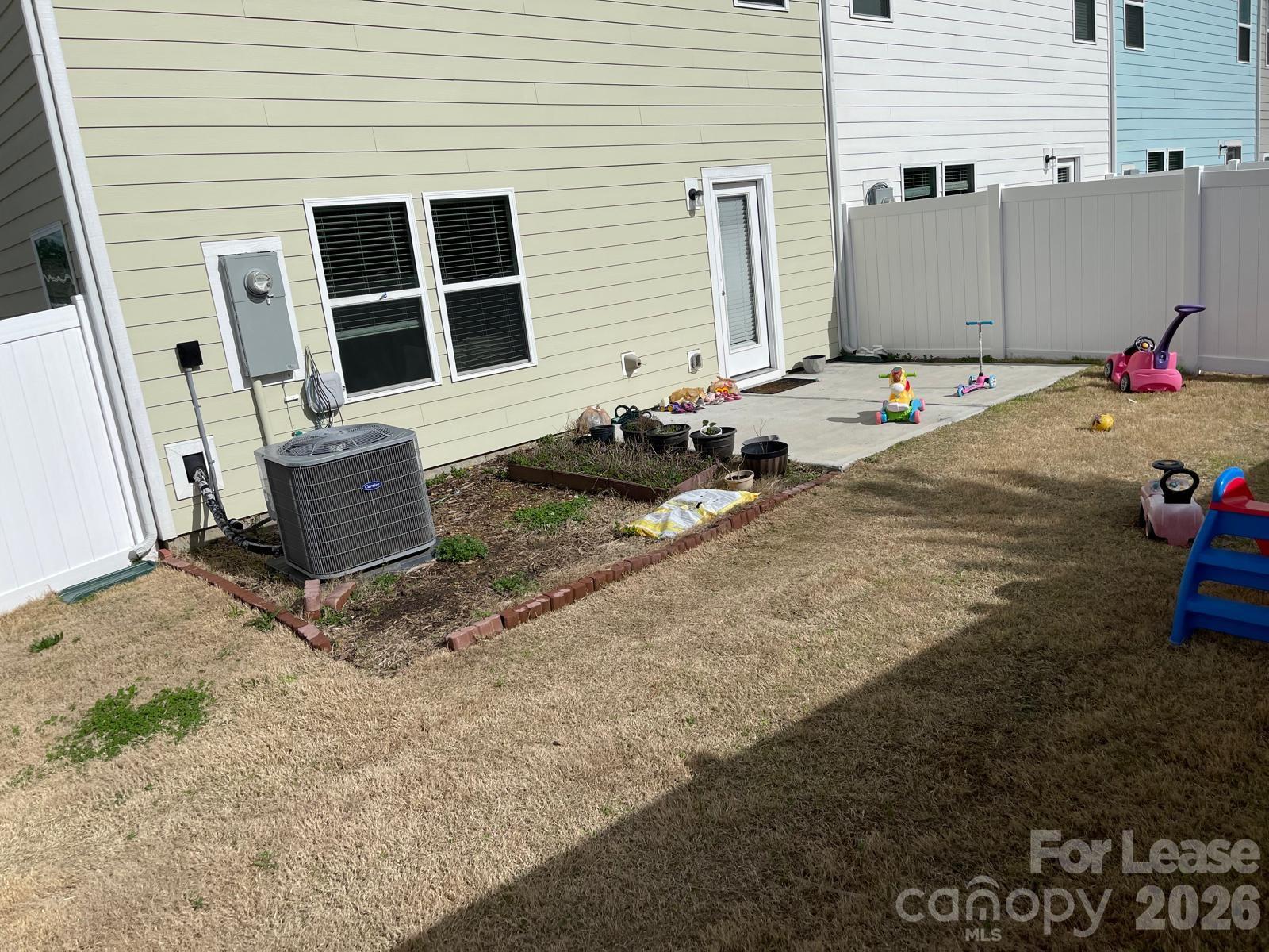 8550 River Ridge Drive Charlotte, NC 28213 - Photo 25 of 25 a backyard of a house