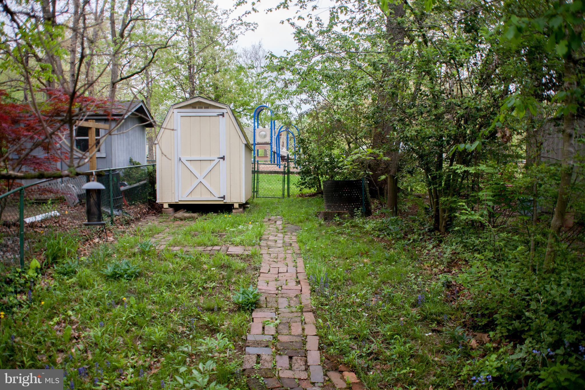 54 Ridge Road, Unit K Greenbelt, MD 20770 - Photo 23 of 29 a backyard of a house with lots of green space