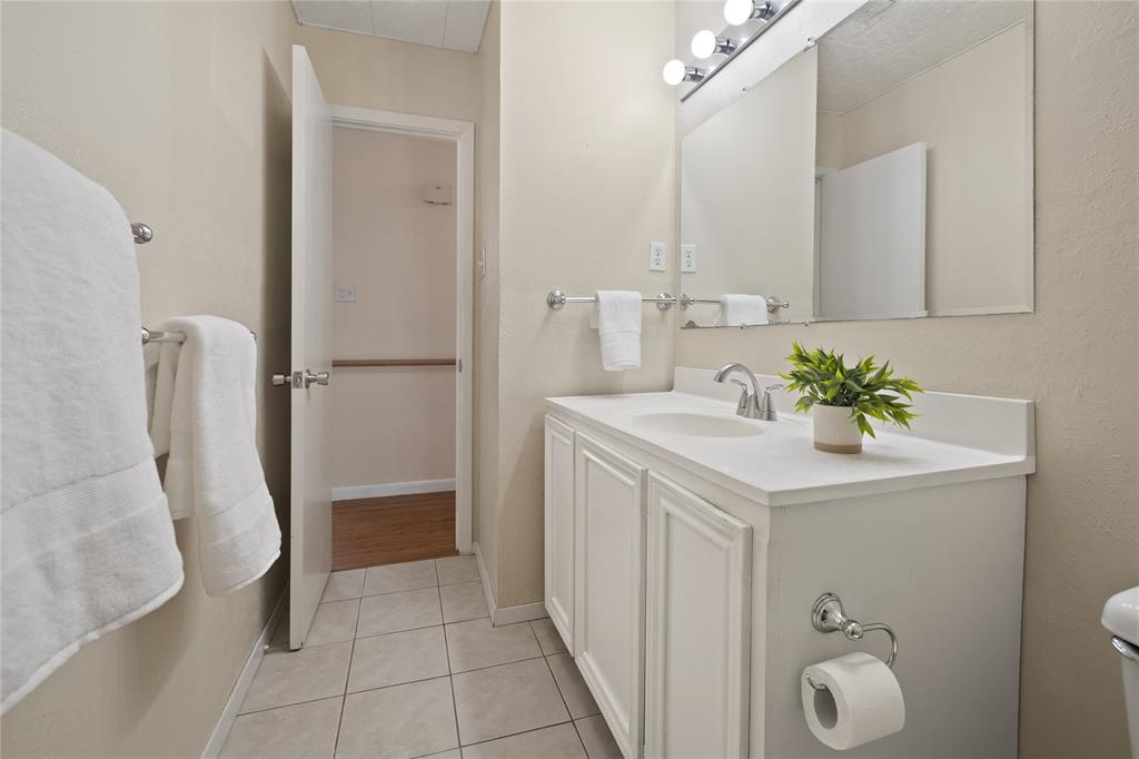 1332 Harrison Lane Hurst, TX 76053 - Photo 18 of 33