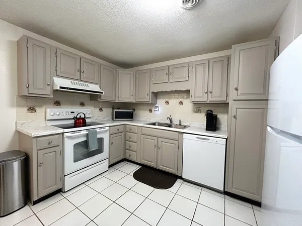 $2,600 | 15 Thompson Drive, Unit 12, Randolph, MA 02368