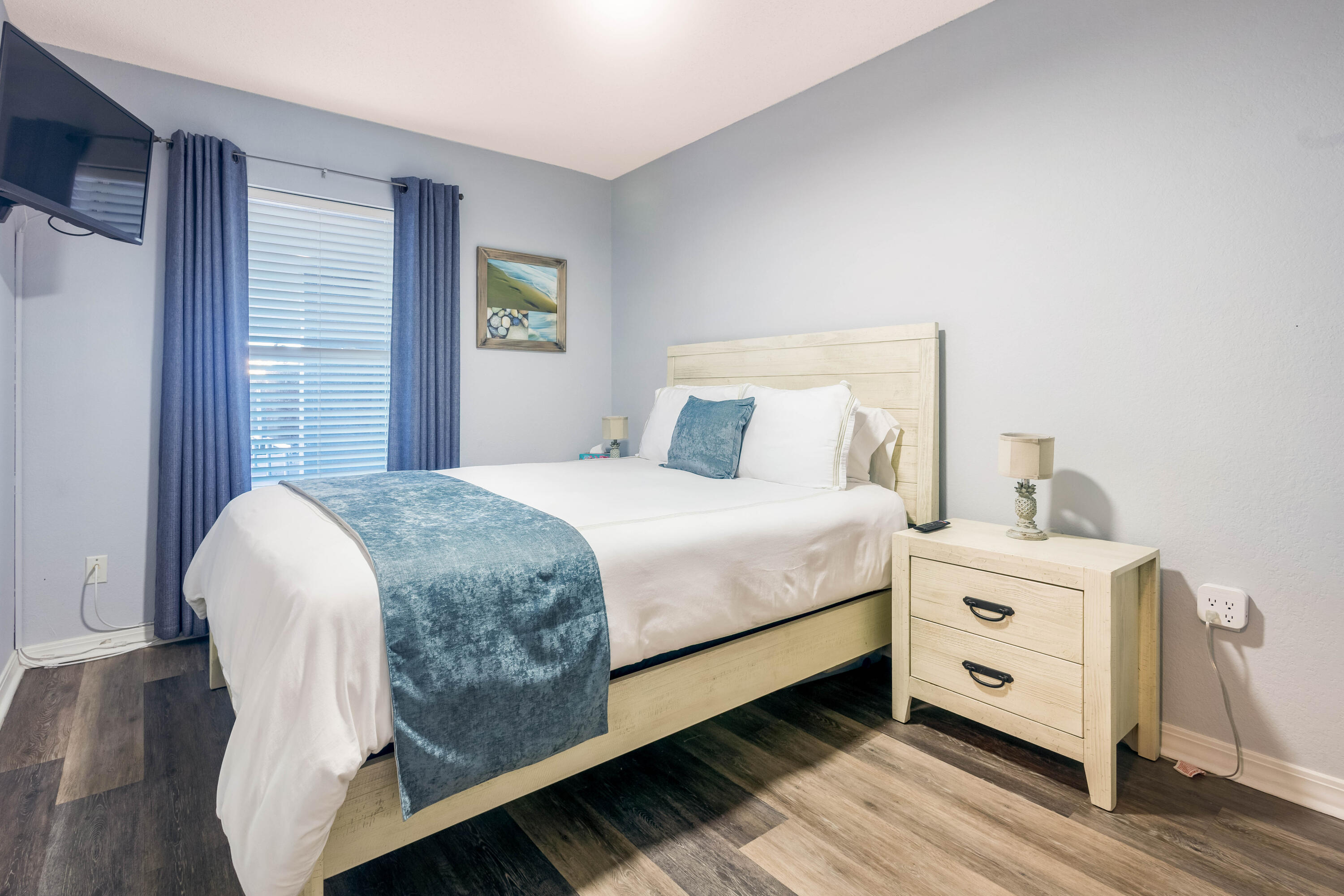 790 Santa Rosa Boulevard, Unit 2008 Fort Walton Beach, FL 32548 - Photo 11 of 33 a bed room with a bed and a tv